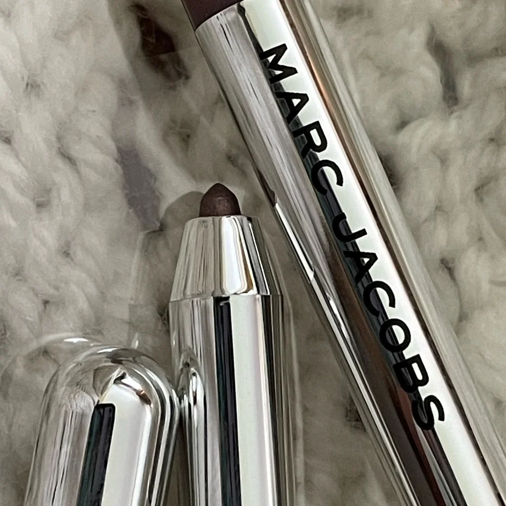 Marc Jacobs 5 pc NEW makeup bundle- powder highlight lipstick and 2 eyeliners - Picture 4 of 7